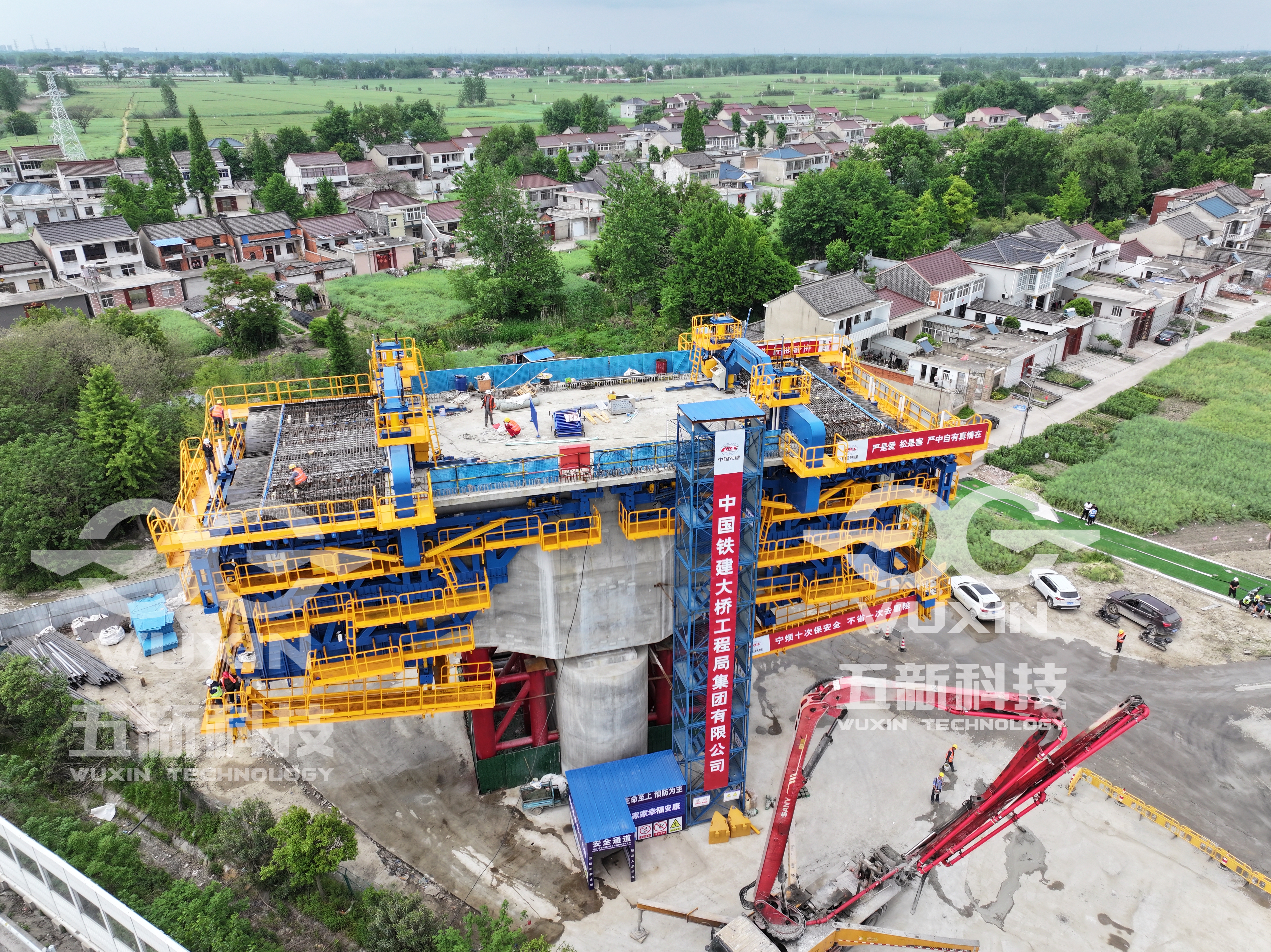 智能懸臂造橋機(jī) —（中鐵建大橋局-北沿江高鐵跨京滬高速段）4.jpg