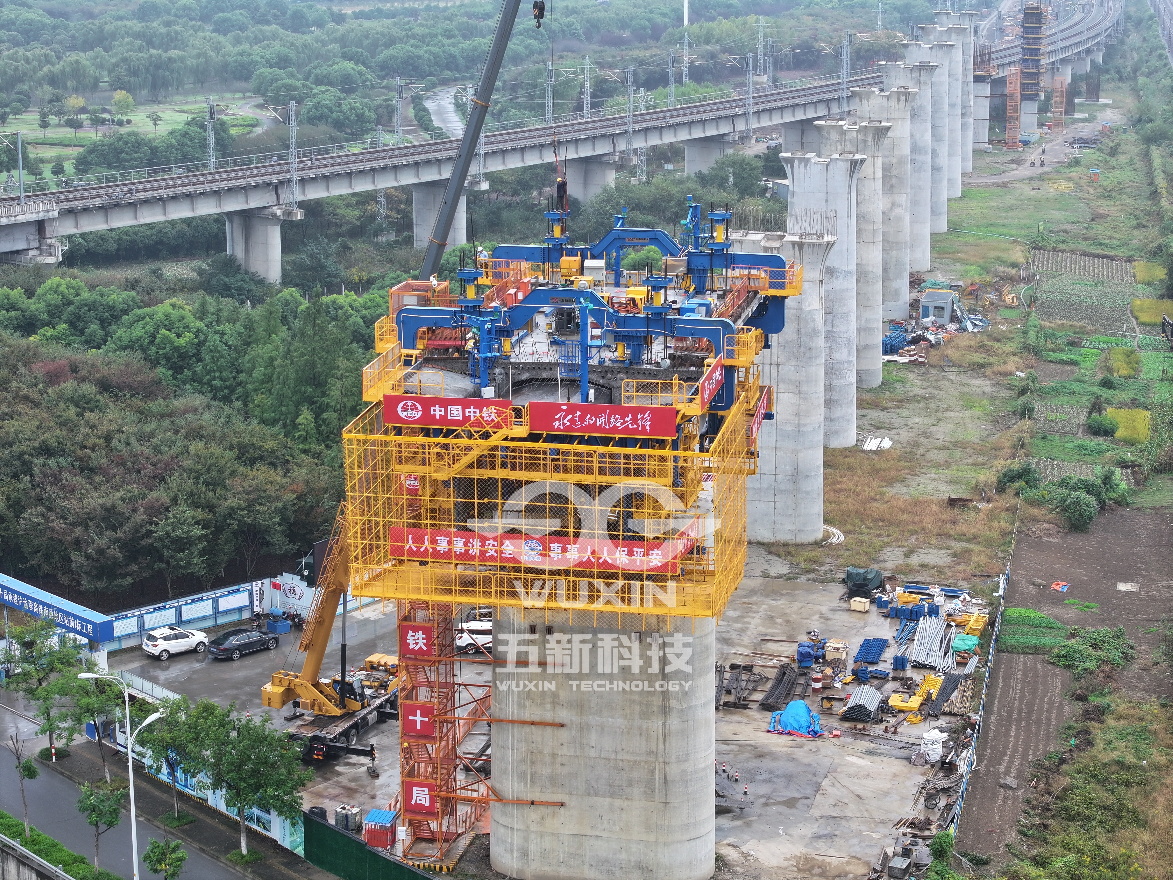 中鐵十局-滬渝蓉高鐵南通樞紐跨鹽通動走線特大橋智能懸臂造橋機1.jpg