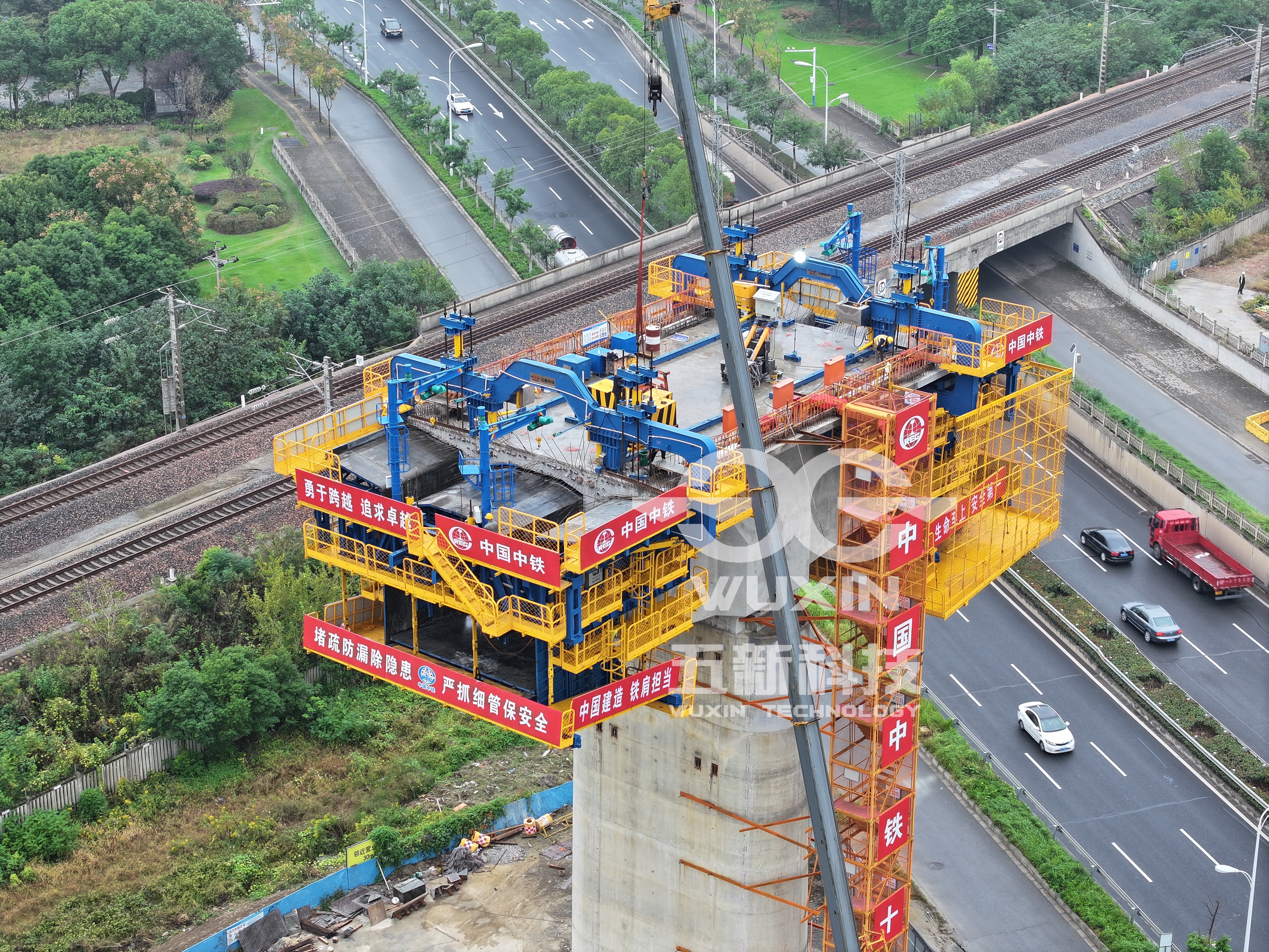 中鐵十局-滬渝蓉高鐵南通樞紐跨鹽通動走線特大橋智能懸臂造橋機3.jpg